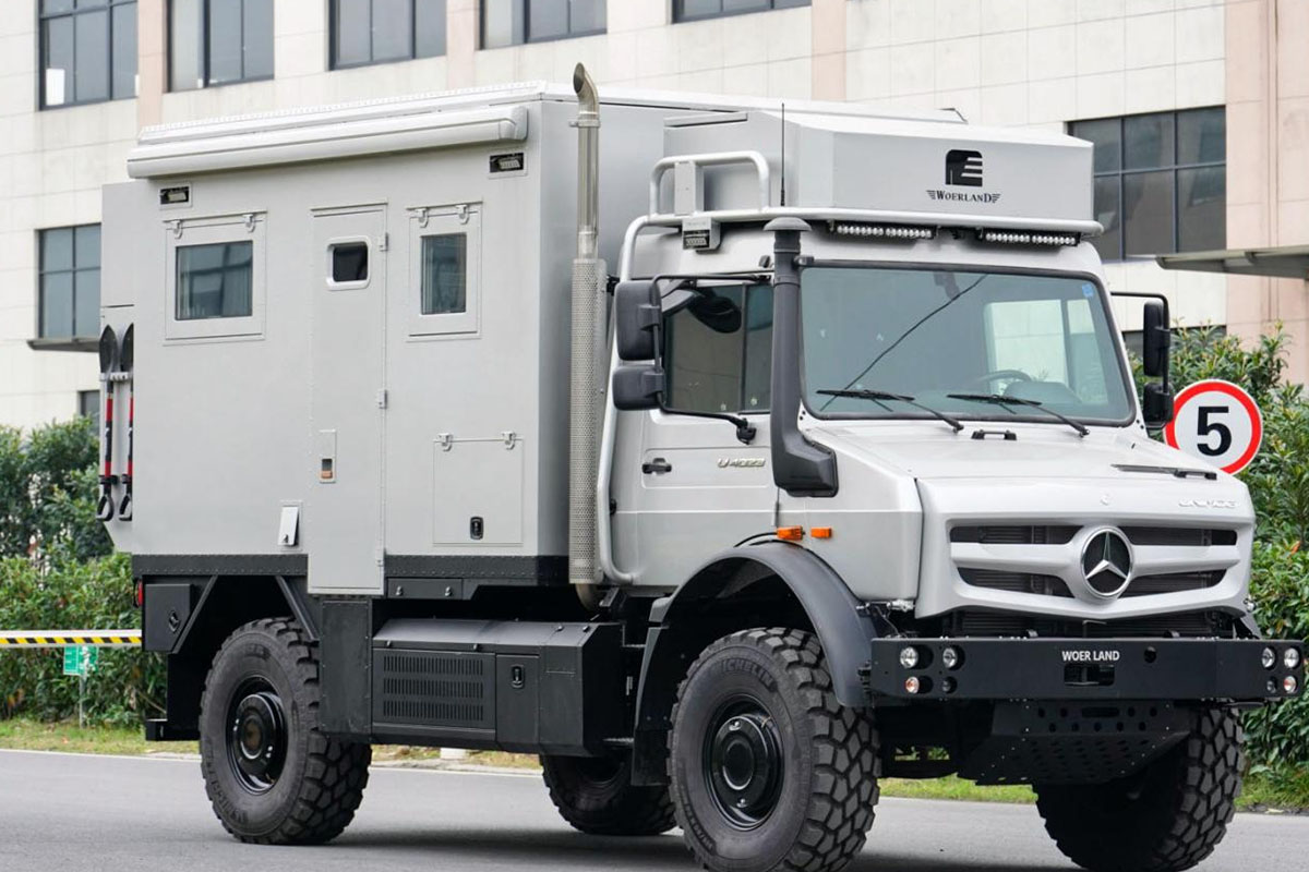 乌尼莫克F350底盘改装越野房车（侧面视角）