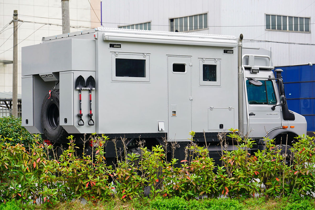 乌尼莫克F350底盘改装越野房车（前侧视角）