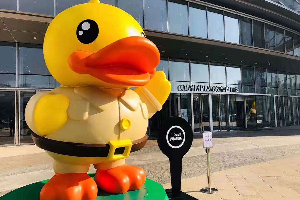 B.Duck IP主题大型雕塑（商场外广场）
